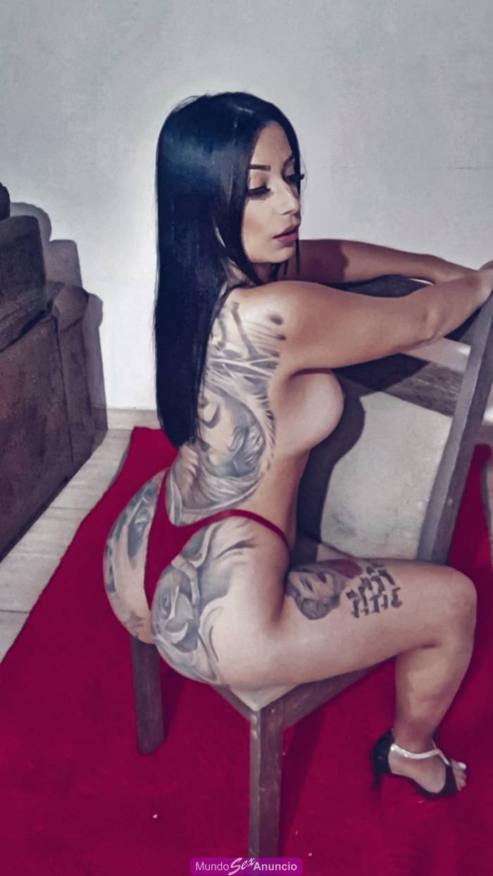 Acompanhante tatuada